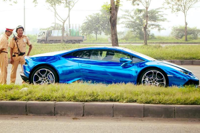 Mới đây, hình ảnh hai chiến sĩ CSGT bên cạnh chiếc  siêu xe Lamborghini Huracan màu xanh lá cây độc nhất tại Việt Nam được chụp lại xuất hiện trên mạng nhanh chóng thu hút sự quan tâm của nhiều người chơi xe.